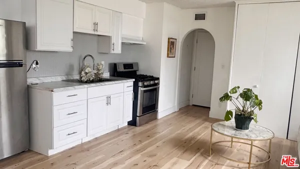 $1,950 | 19557-unit A Calvert Street, Tarzana, CA 91335