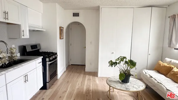 $1,950 | 19557-unit A Calvert Street, Tarzana, CA 91335