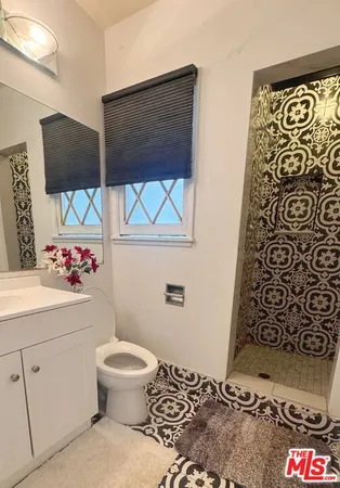 $1,950 | 19557-unit A Calvert Street, Tarzana, CA 91335