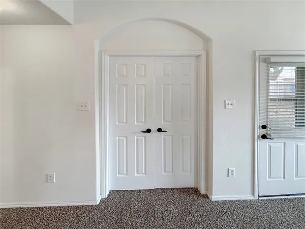 a view of entryway with livingroom