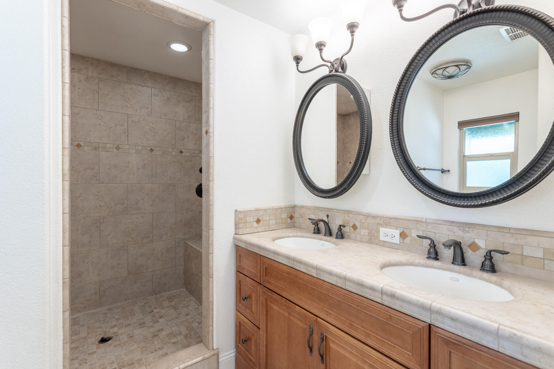 20124 Old Alturas Road Redding, CA 96003 - Photo 14 of 32 Master Bath