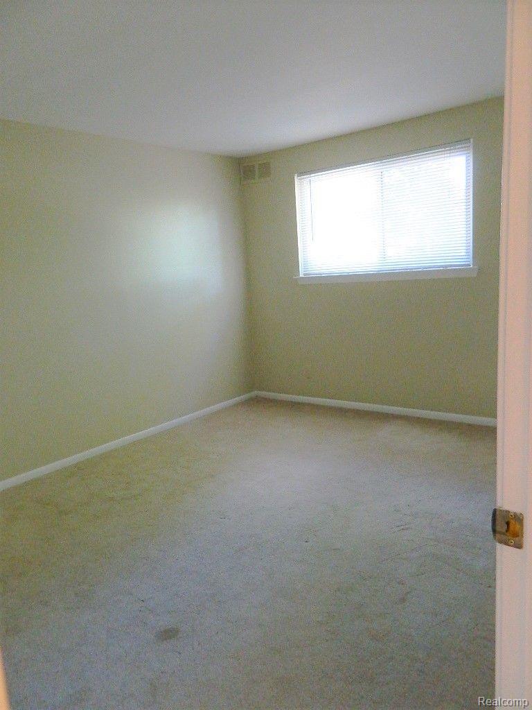 3134 Summers Road Keego Harbor, MI 48320 - Photo 14 of 18 Spacious 2nd bedroom