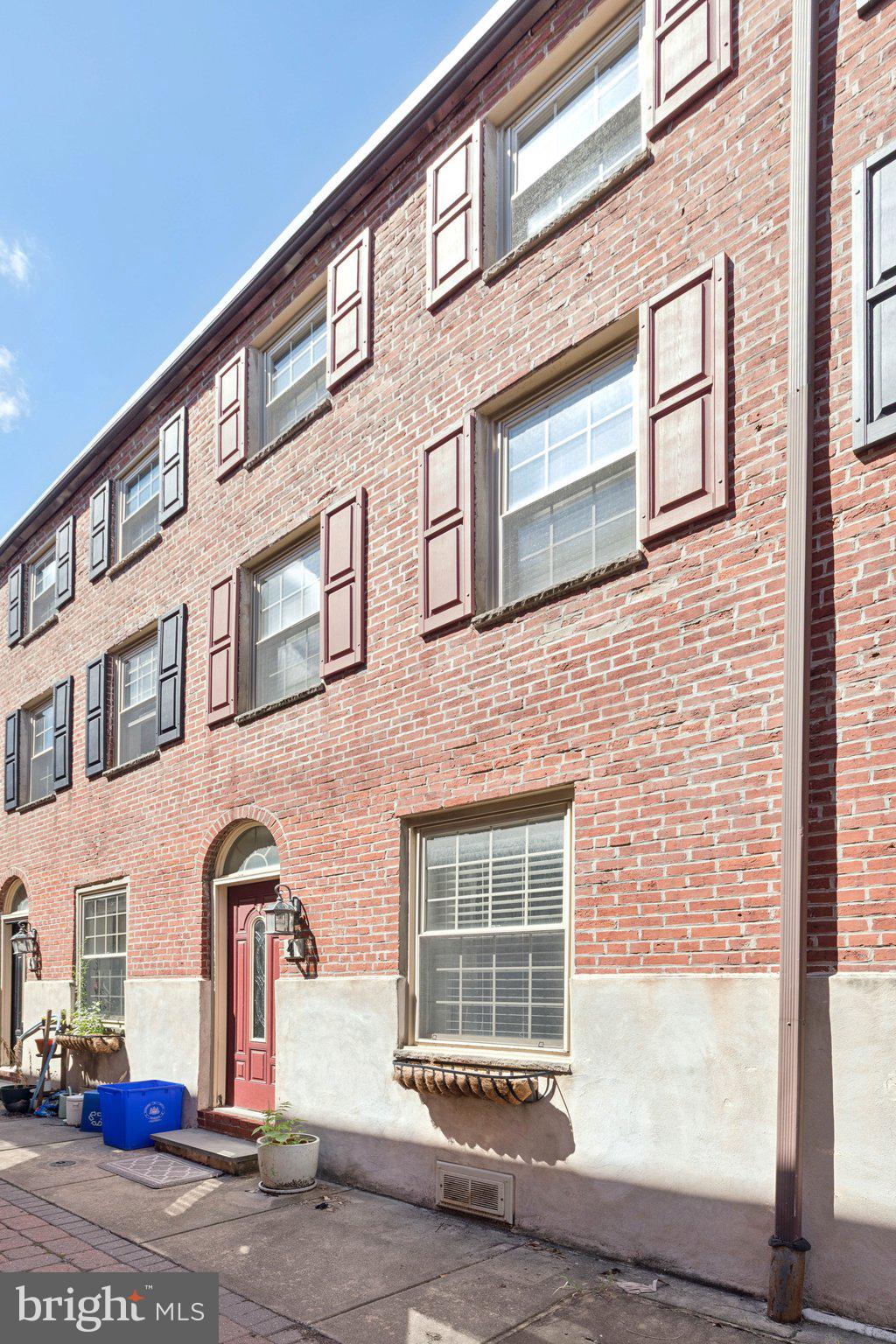525 Fitzwater Street, Unit 4 Philadelphia, PA 19147 - Photo 17 of 20 a front view of a house