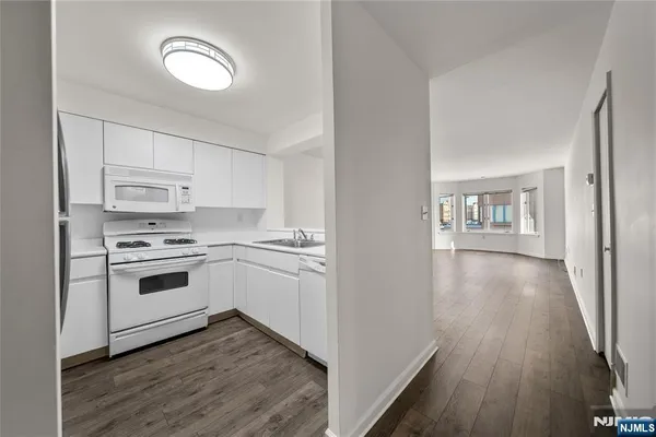 $440,000 | 402 Chase Court, Unit 402, Edgewater, NJ 07020