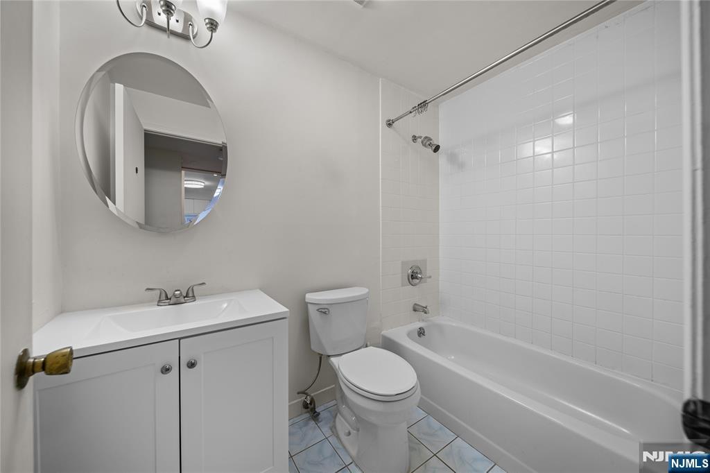 402 Chase Court, Unit 402 Edgewater, NJ 07020 - Photo 12 of 21 a bathroom with a toilet a sink and bathtub