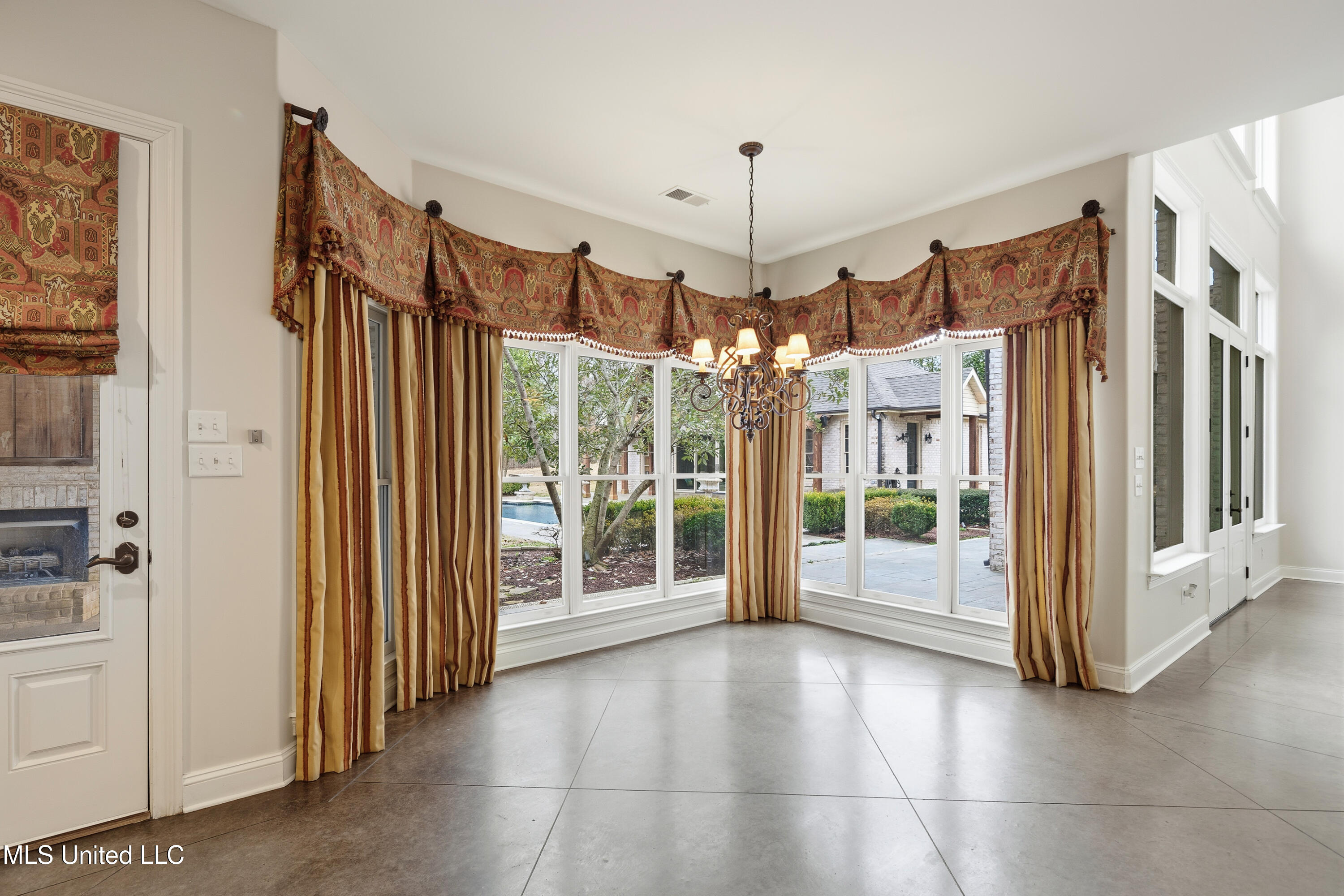 2466 Ross Road Olive Branch, MS 38654 - Photo 17 of 71 Breakfast Room