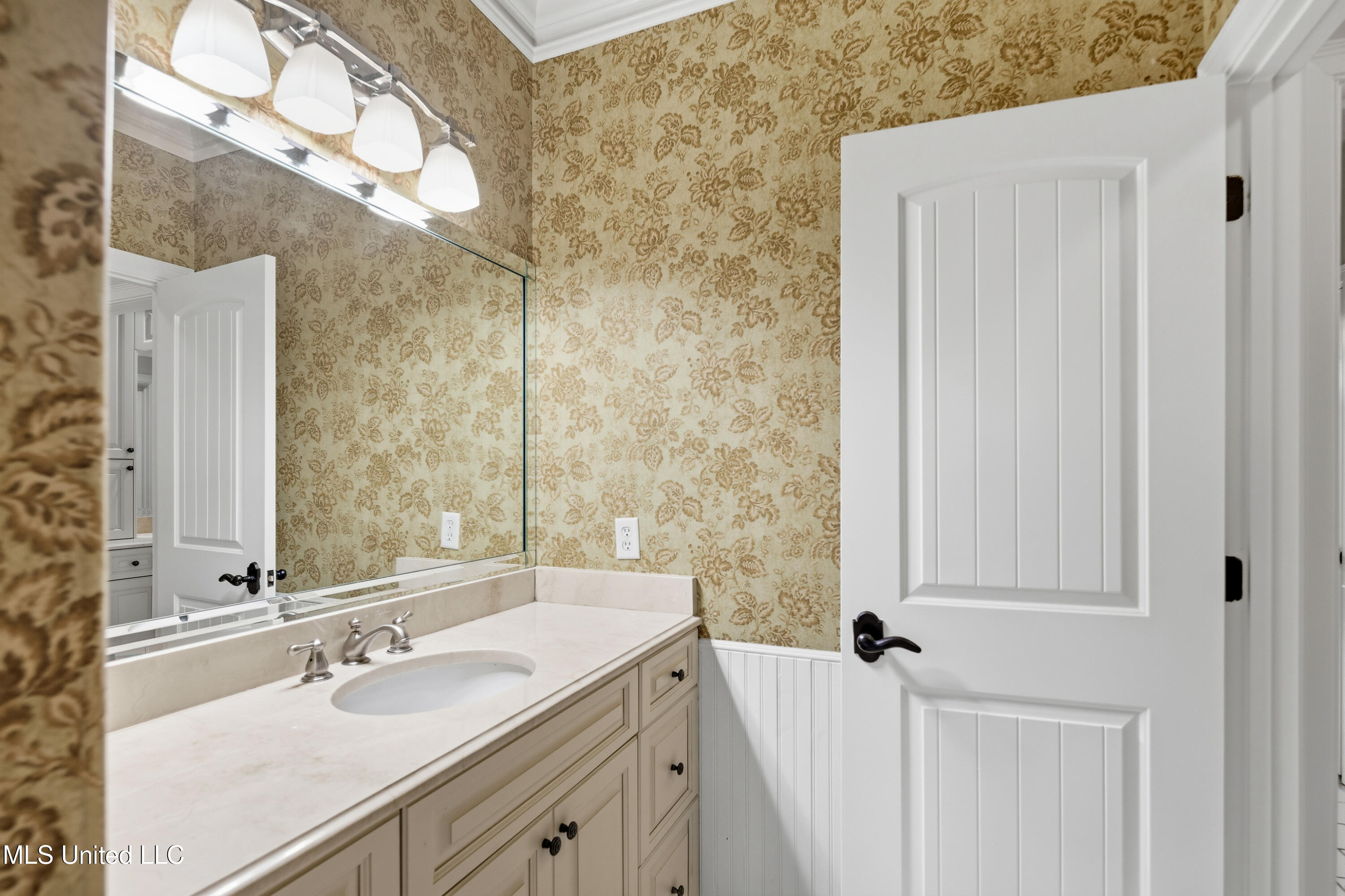 2466 Ross Road Olive Branch, MS 38654 - Photo 48 of 71 Jack & Jill Bath