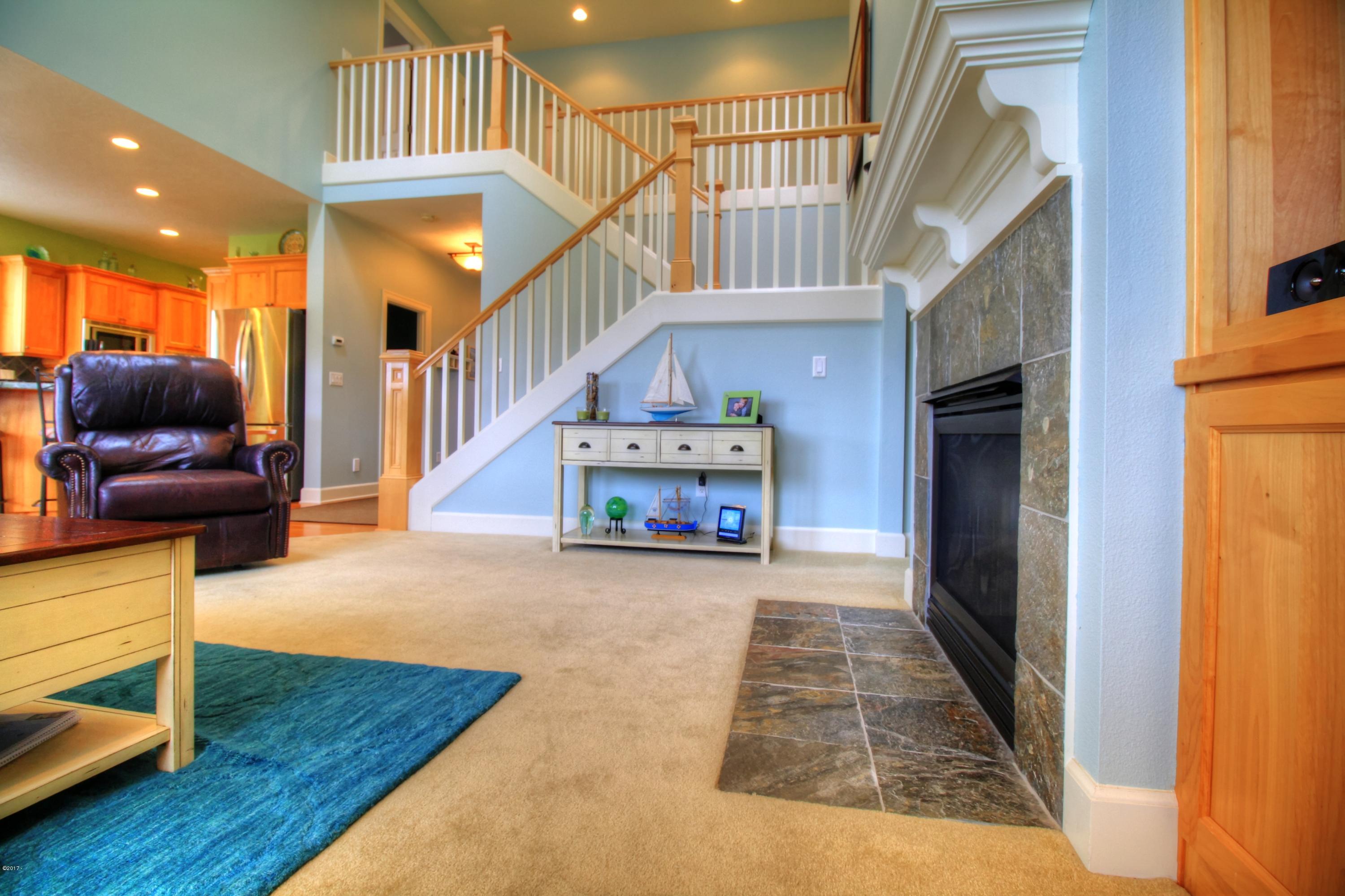 230 Southwest 60th Loop Newport, OR 97366 - Photo 3 of 42 Living Room 6