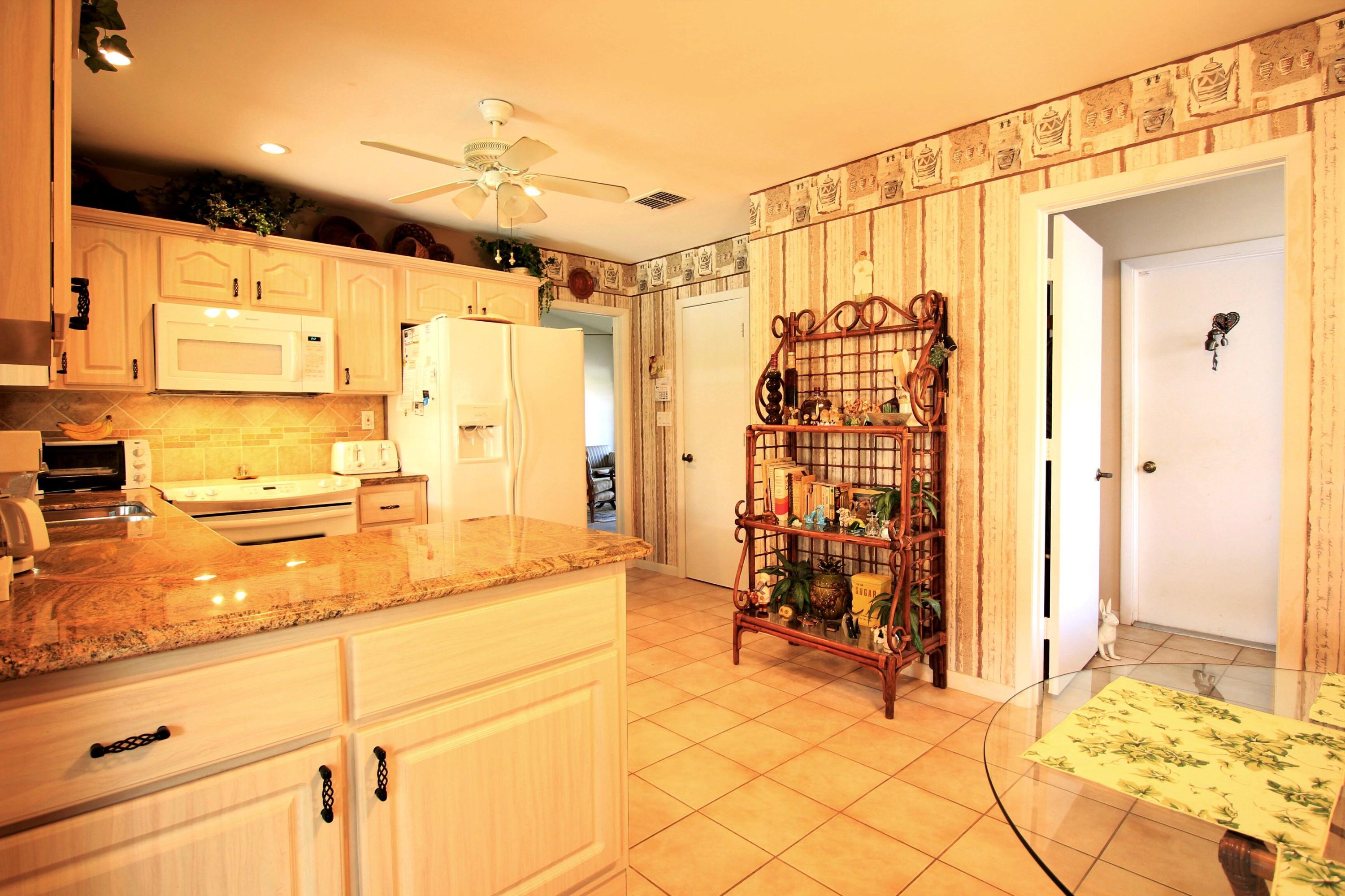 7767 Cloverfield Circle Boca Raton, FL 33433 - Photo 11 of 27 7767 Cloverfield Cir_Kitchen._eat in