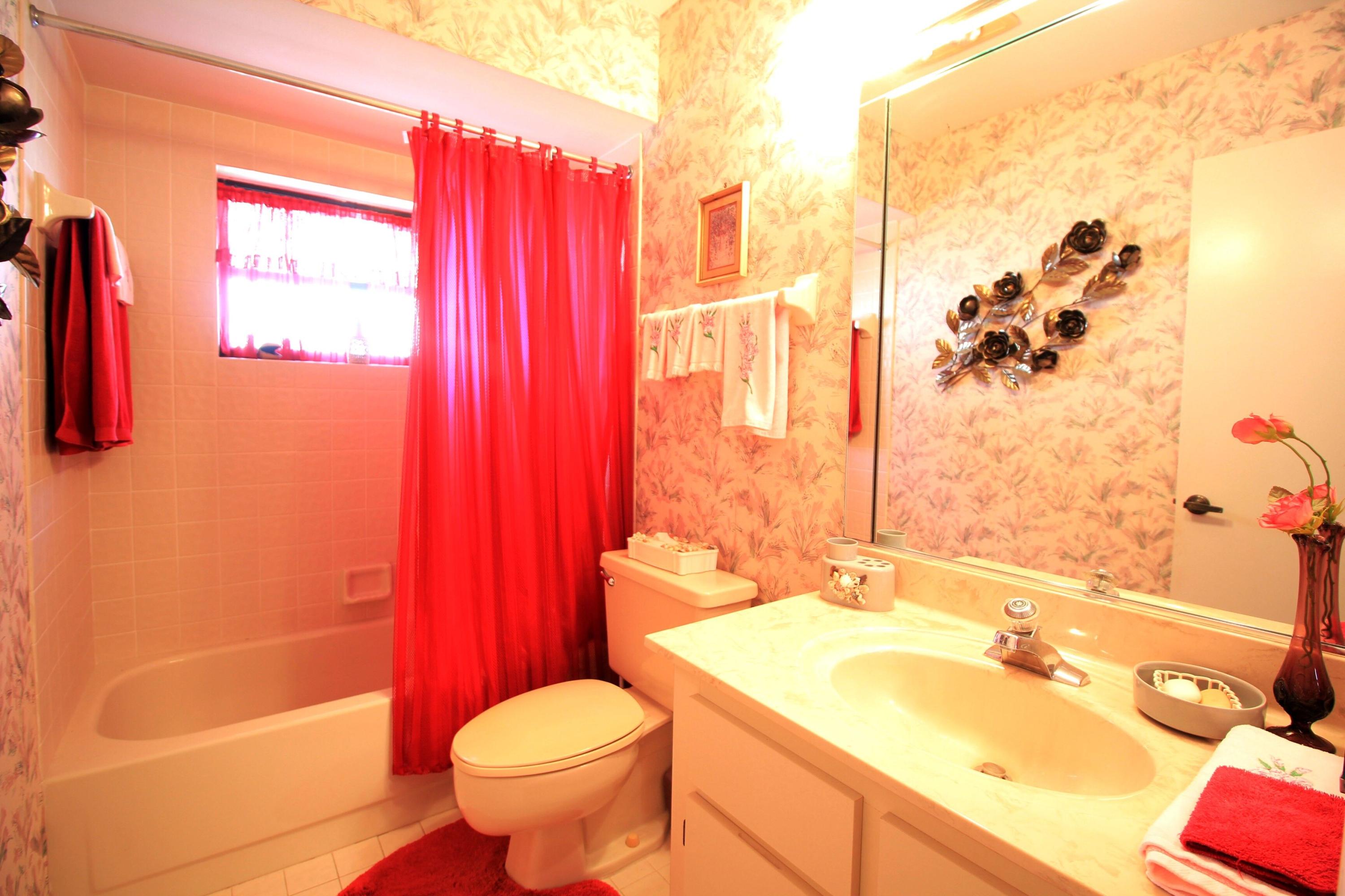 7767 Cloverfield Circle Boca Raton, FL 33433 - Photo 18 of 27 7767 Cloverfield Circle Guest bath