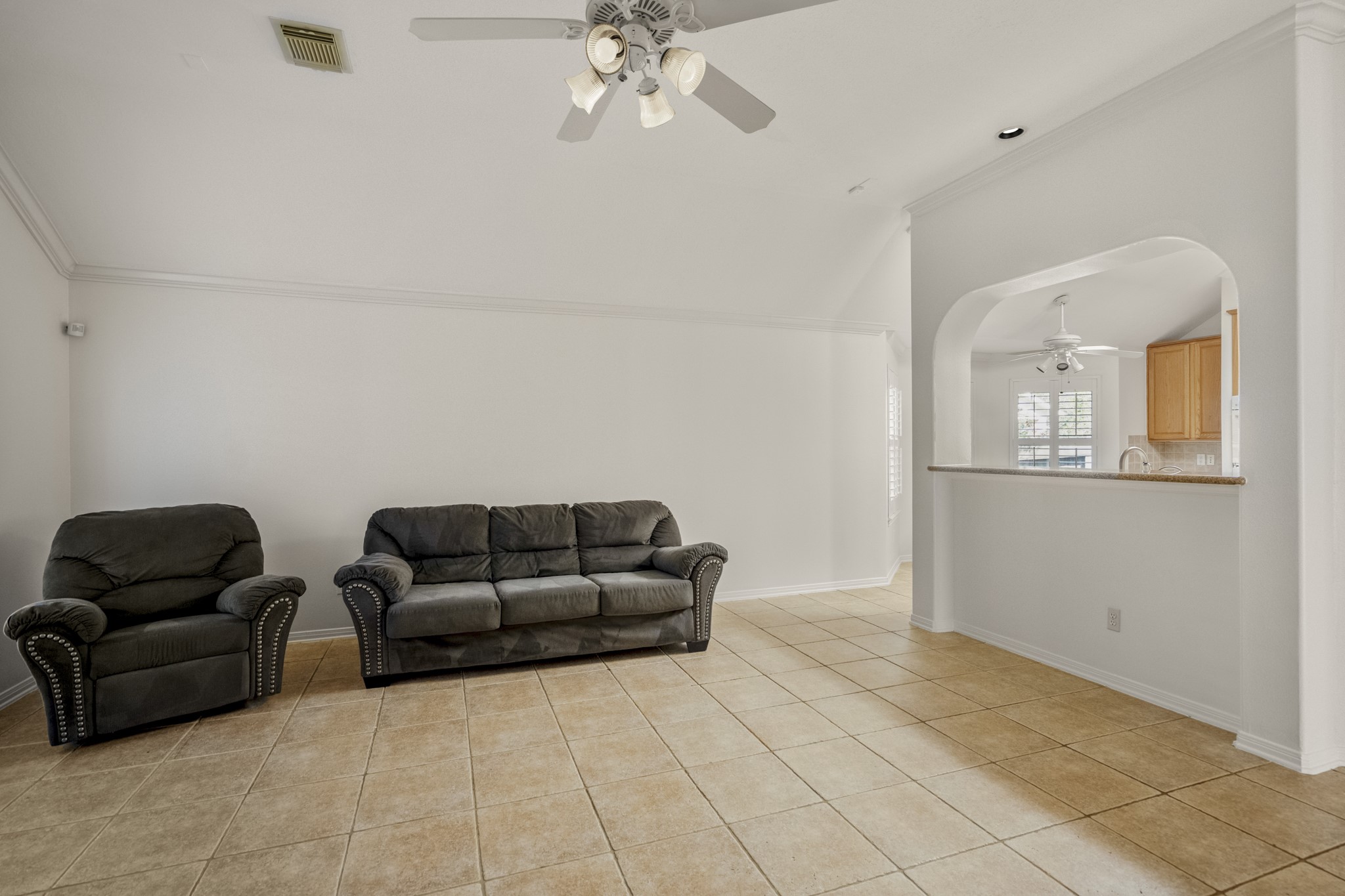 15 Heron Hollow Court Spring, TX 77382 - Photo 19 of 42 a living room with furniture and a mirror