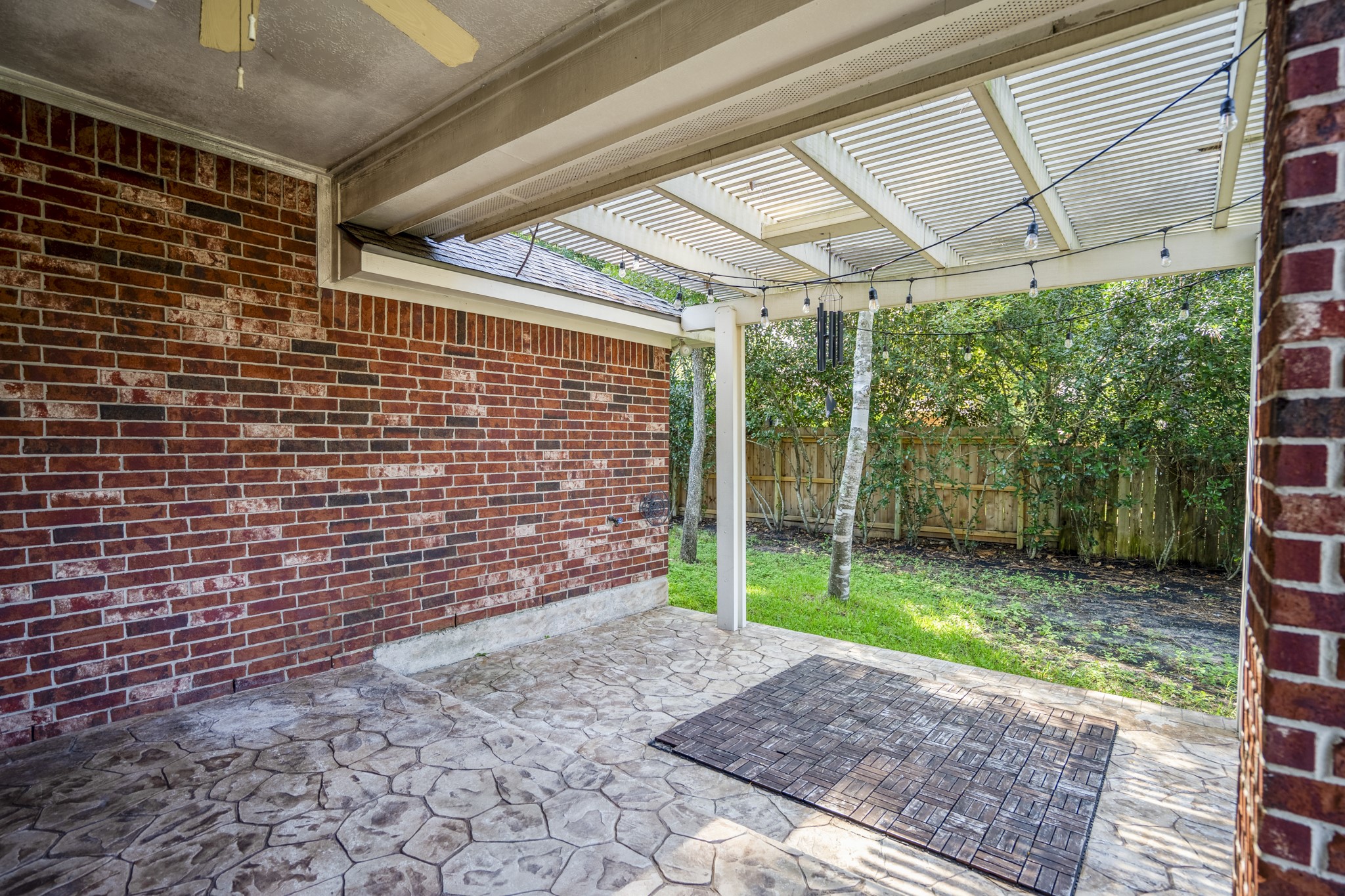 15 Heron Hollow Court Spring, TX 77382 - Photo 38 of 42 a backyard of a house with lots of green space
