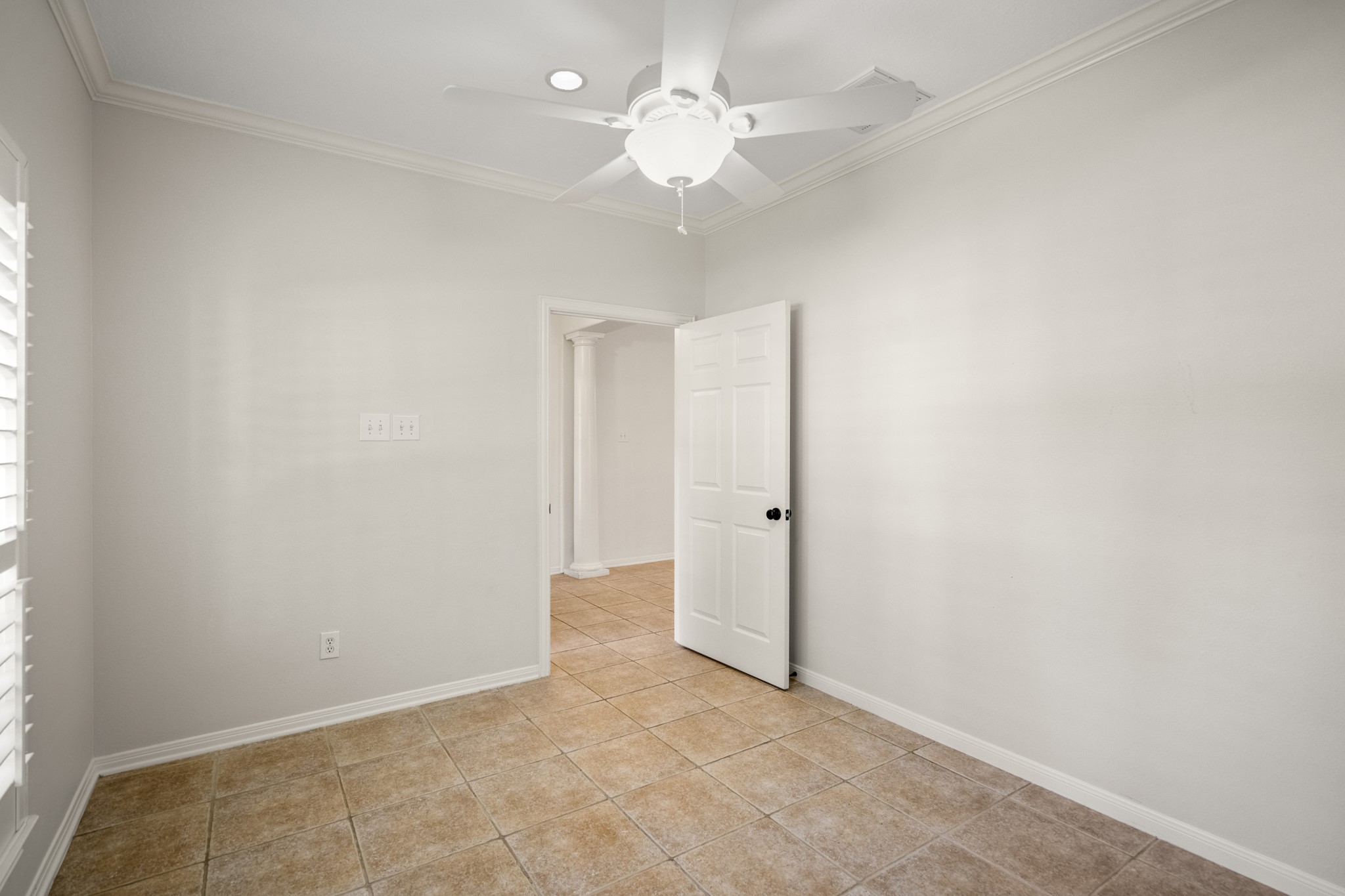 15 Heron Hollow Court Spring, TX 77382 - Photo 10 of 42 an empty room with a chandelier fan and closet