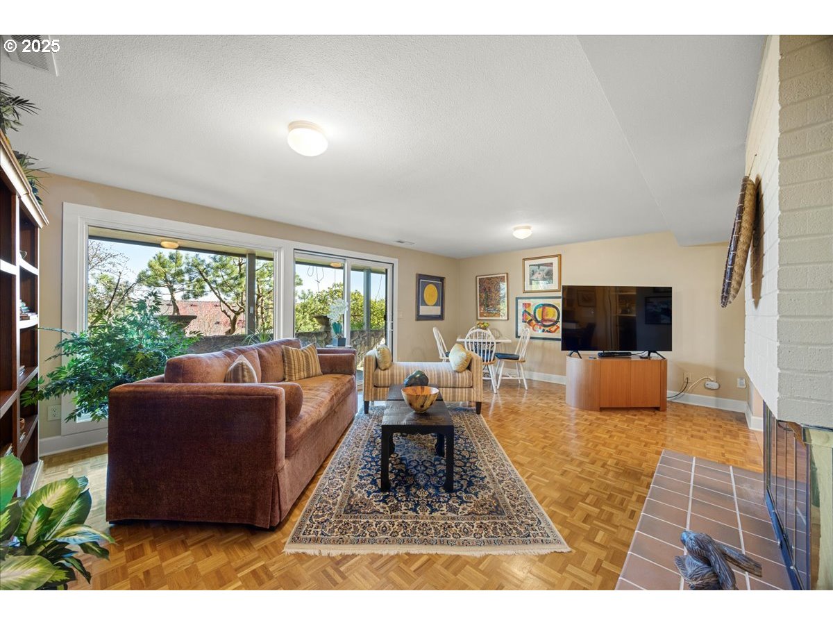 76 Condolea Way Lake Oswego, OR 97035 - Photo 28 of 48 Family Room