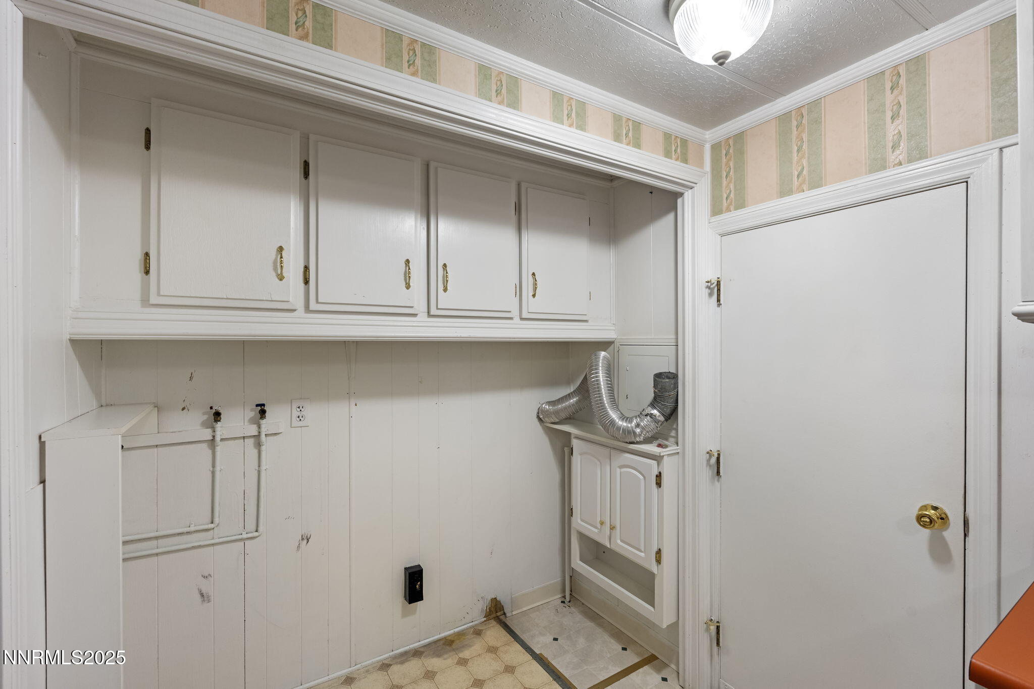 180 Staci Way Sun Valley, NV 89433 - Photo 26 of 71 a view of cabinets and window