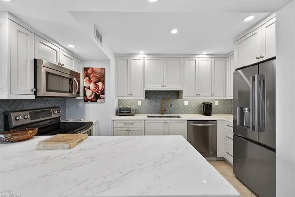 $14,000 | 3443 Gulf Shore Boulevard North, Unit 809, Naples, FL 34103