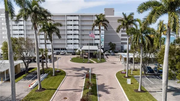 $14,000 | 3443 Gulf Shore Boulevard North, Unit 809, Naples, FL 34103