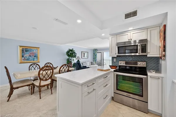 $14,000 | 3443 Gulf Shore Boulevard North, Unit 809, Naples, FL 34103