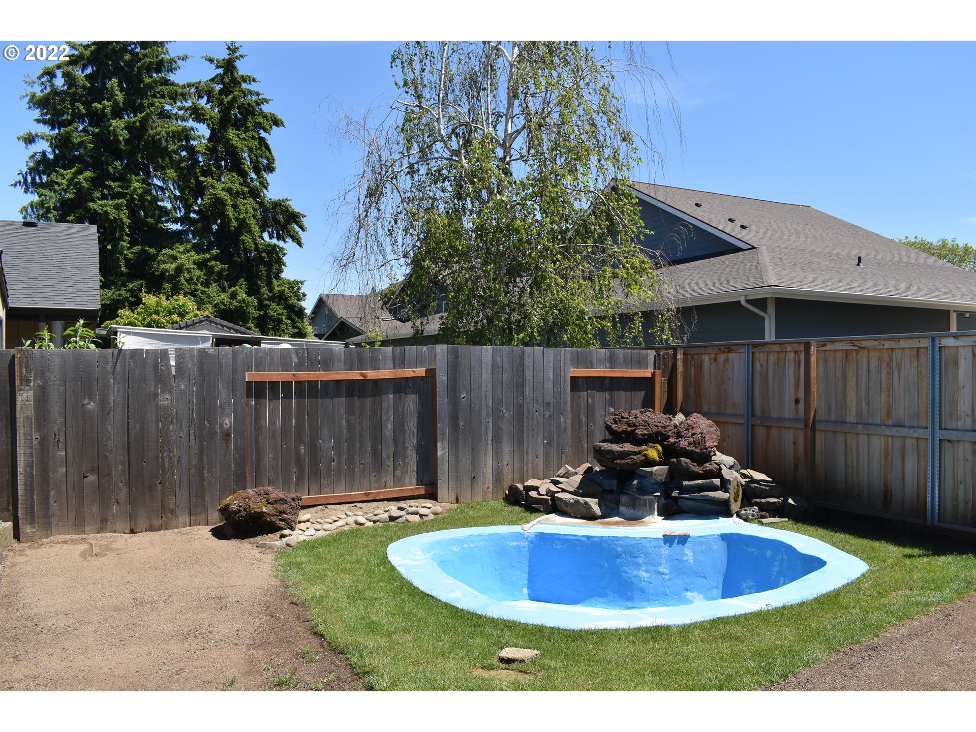 531 T Street Springfield, OR 97477 - Photo 13 of 17 a backyard of a house with table and chairs