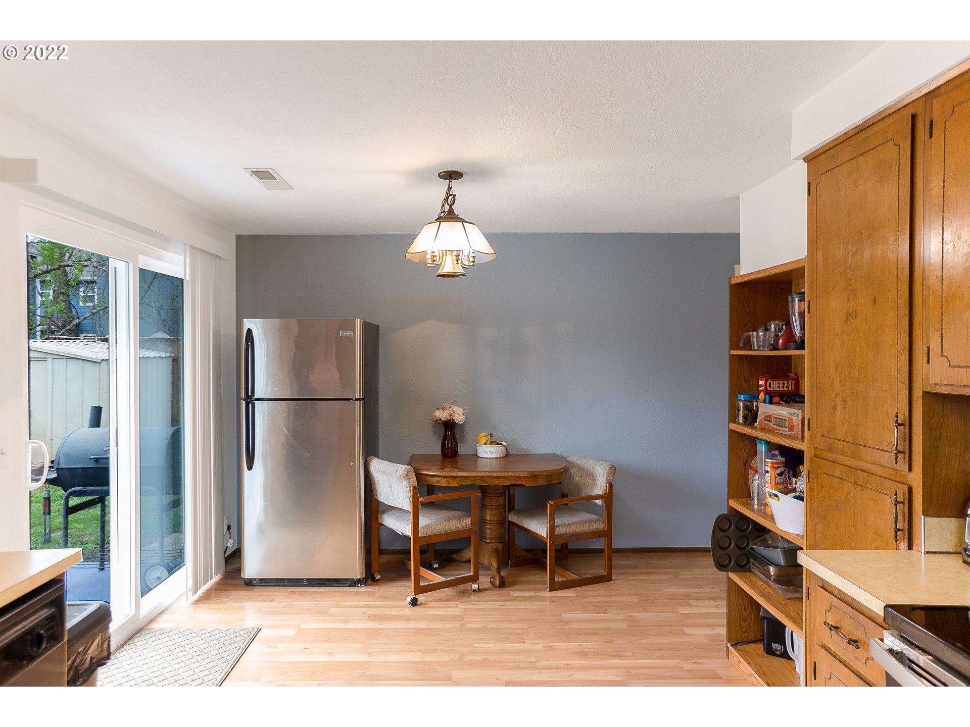 531 T Street Springfield, OR 97477 - Photo 5 of 17 a workspace with furniture and chandelier