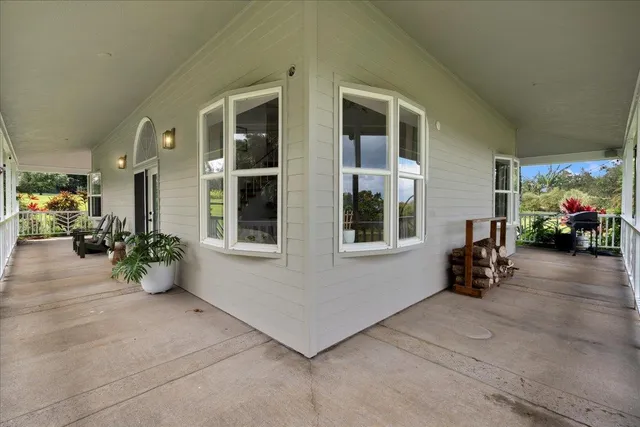 a view of a flesh room with workspace