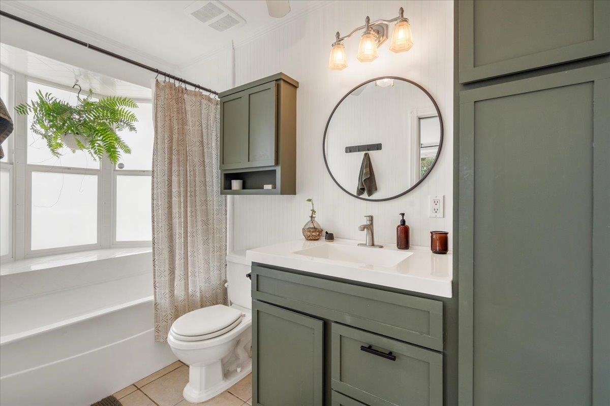 44 Kaupakalua Road Haiku, HI 96708 - Photo 23 of 48 a bathroom with a toilet a sink and a mirror