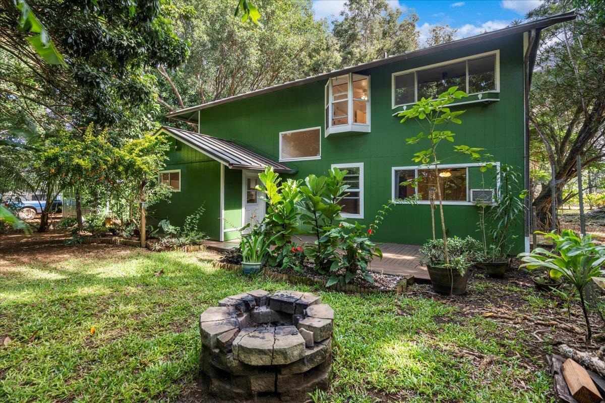 44 Kaupakalua Road Haiku, HI 96708 - Photo 48 of 48 a front view of a house with garden