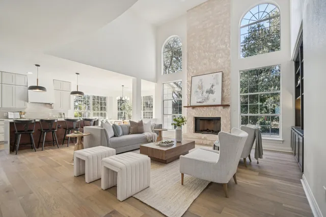 $1,200,000 | 10 Lost Meadow Trail, The Hills, TX 78738