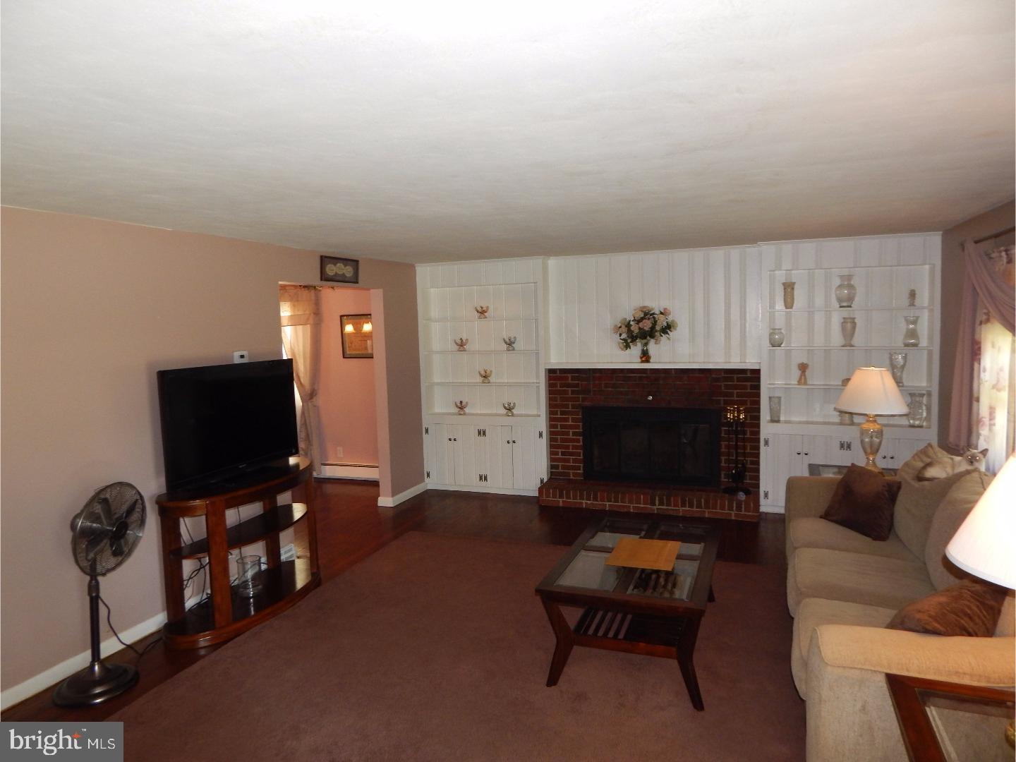 15 Brampton Way Hamilton, NJ 08690 - Photo 2 of 23 Living Room