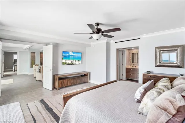 a en suite bathroom with a double vanity sink and a mirror