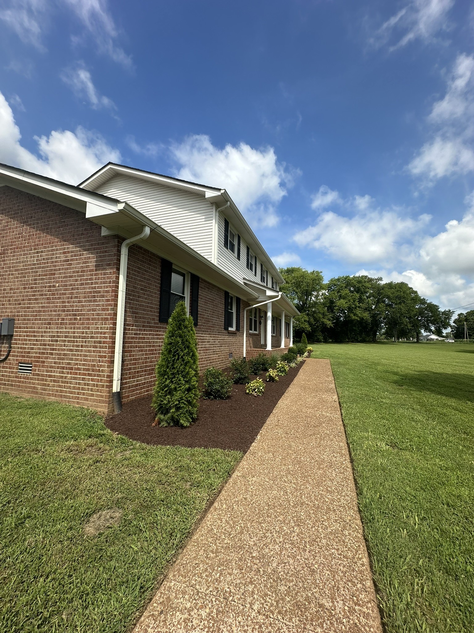 2053 West Jefferson Pike Murfreesboro, TN 37129 - Photo 6 of 86 a front view of a house with garden