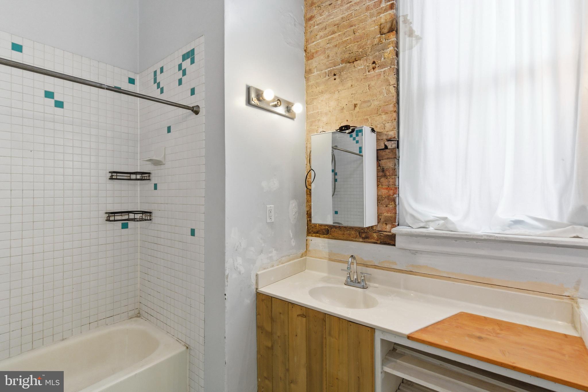 1401 Light Street Baltimore, MD 21230 - Photo 15 of 39 a bathroom with a sink and a bathtub