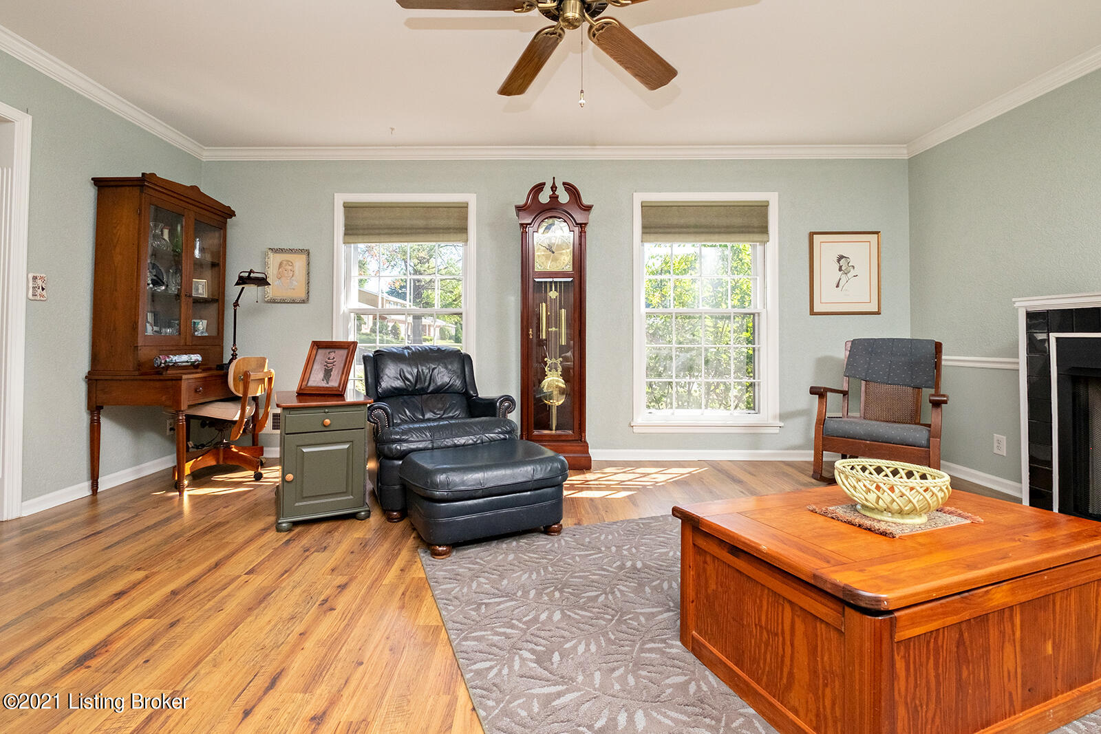 422 Knightsbridge Road Louisville, KY 40206 - Photo 7 of 45 Spacious Living Area