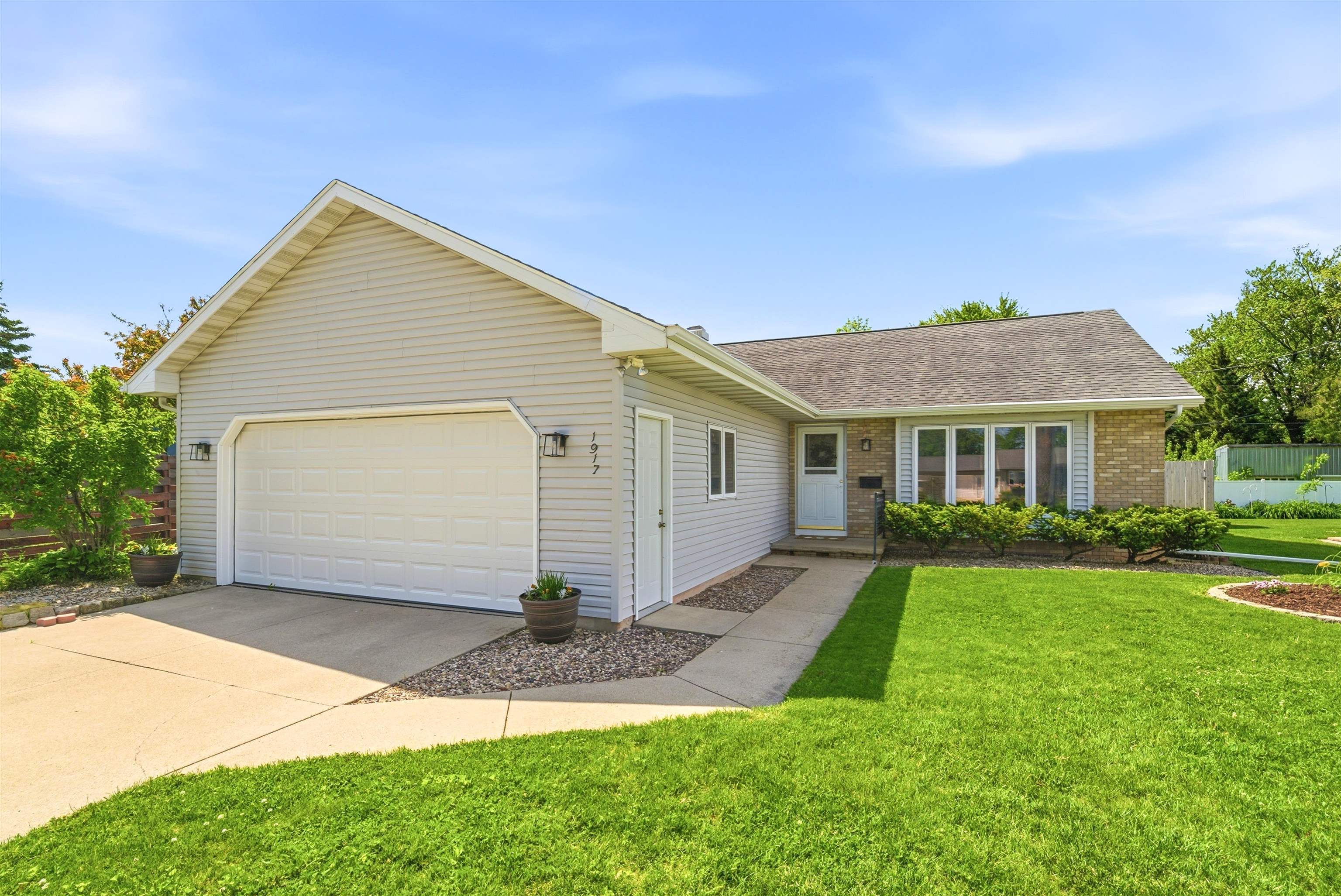 1917 East Glendale Avenue Appleton, WI 54911 - Photo 1 of 27