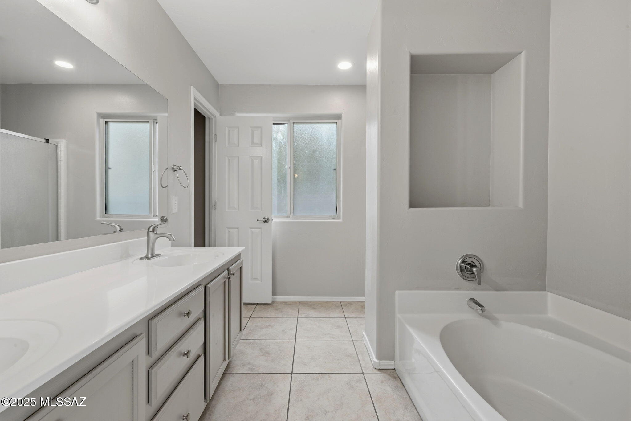 8244 South Lost Mountain Road Tucson, AZ 85747 - Photo 21 of 41 a bathroom with a tub sink and mirror