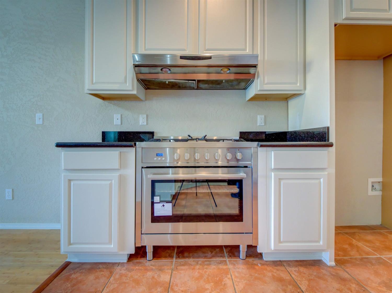 1535 Ridge Way Medford, OR 97504 - Photo 8 of 23 New dual-fuel 36-inch range and new vent