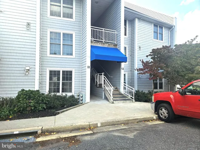 a view of house with front yard