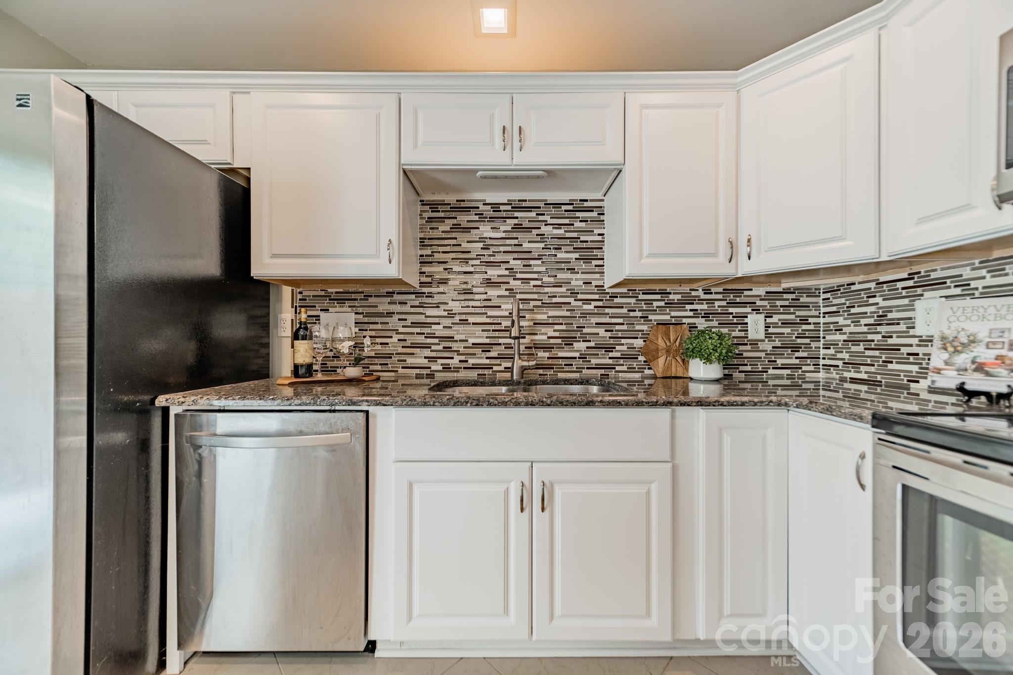 9226 Four Mile Creek Road Charlotte, NC 28277 - Photo 19 of 39 a kitchen with stainless steel appliances granite countertop a sink stove and refrigerator