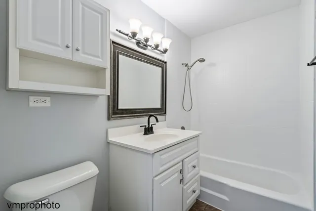 $199,900 | 707 Falcon Drive, Unit C207, Arlington Heights, IL 60005