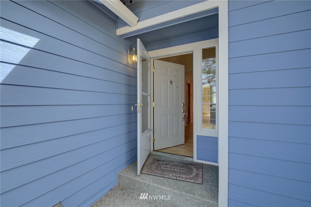 953 Graham Avenue Northeast Renton, WA 98059 - Photo 3 of 22