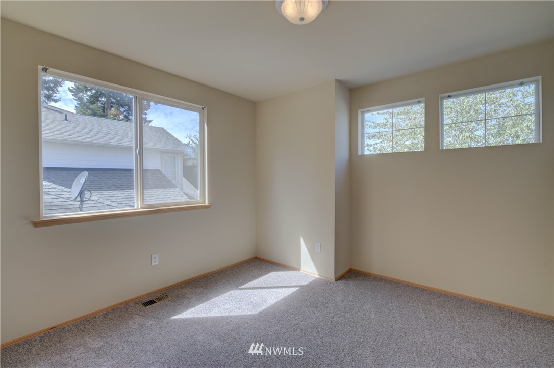 953 Graham Avenue Northeast Renton, WA 98059 - Photo 8 of 22