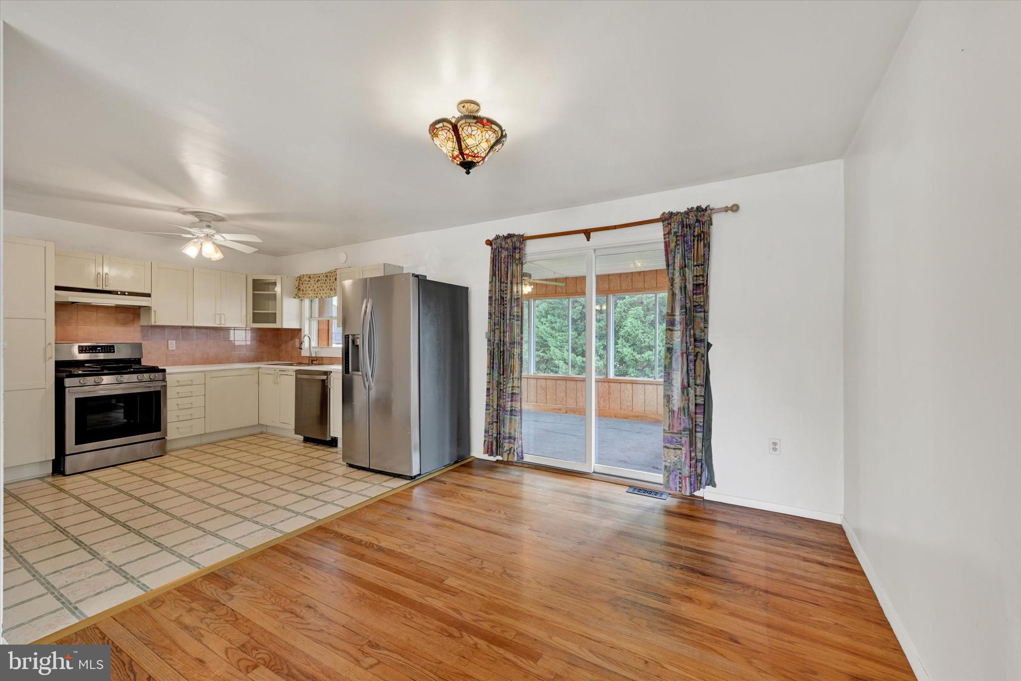 306 Regency Circle Linthicum Heights, MD 21090 - Photo 10 of 73 Inviting space for everyday meals.
