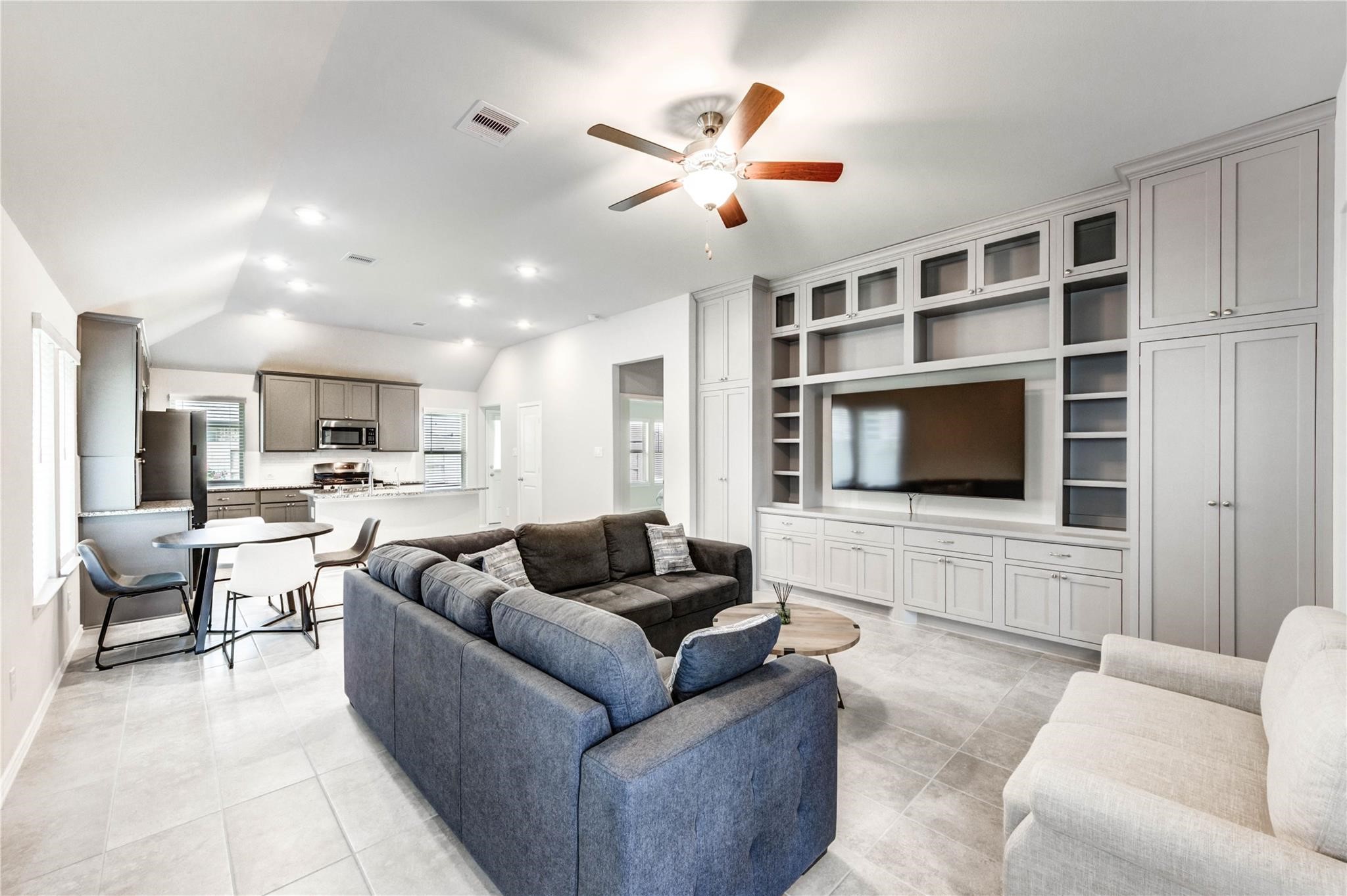 4806 Cedar Butte Lane Manvel, TX 77578 - Photo 4 of 18 Additional storage with nice built ins for extra storage (2025)