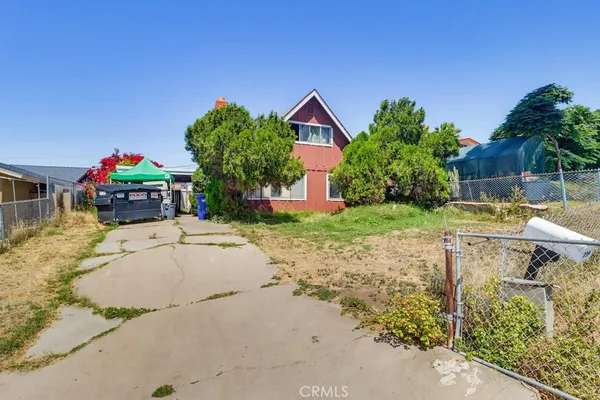 a house view with a backyard space