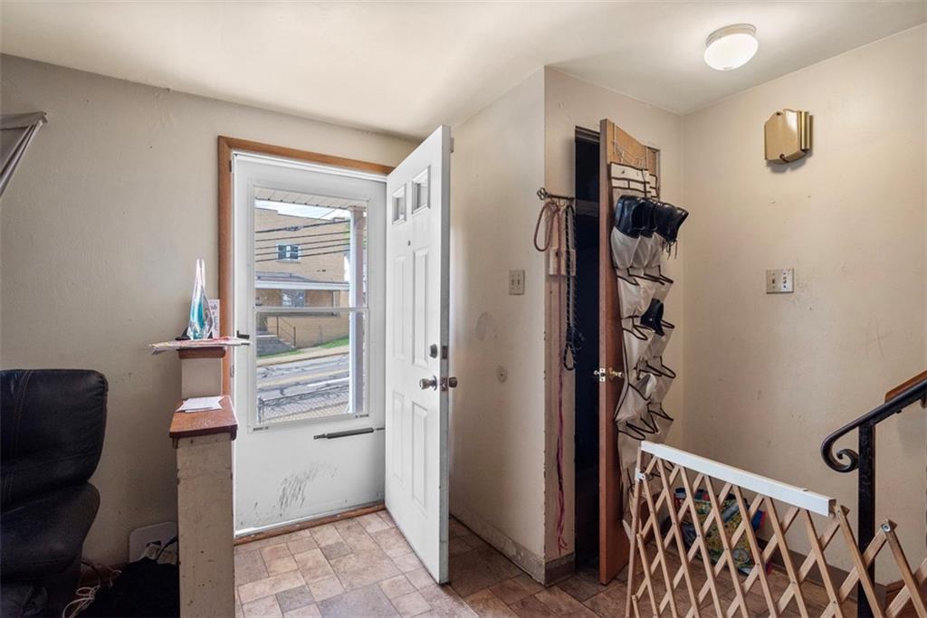 803 7th Street McKees Rocks, PA 15136 - Photo 4 of 28