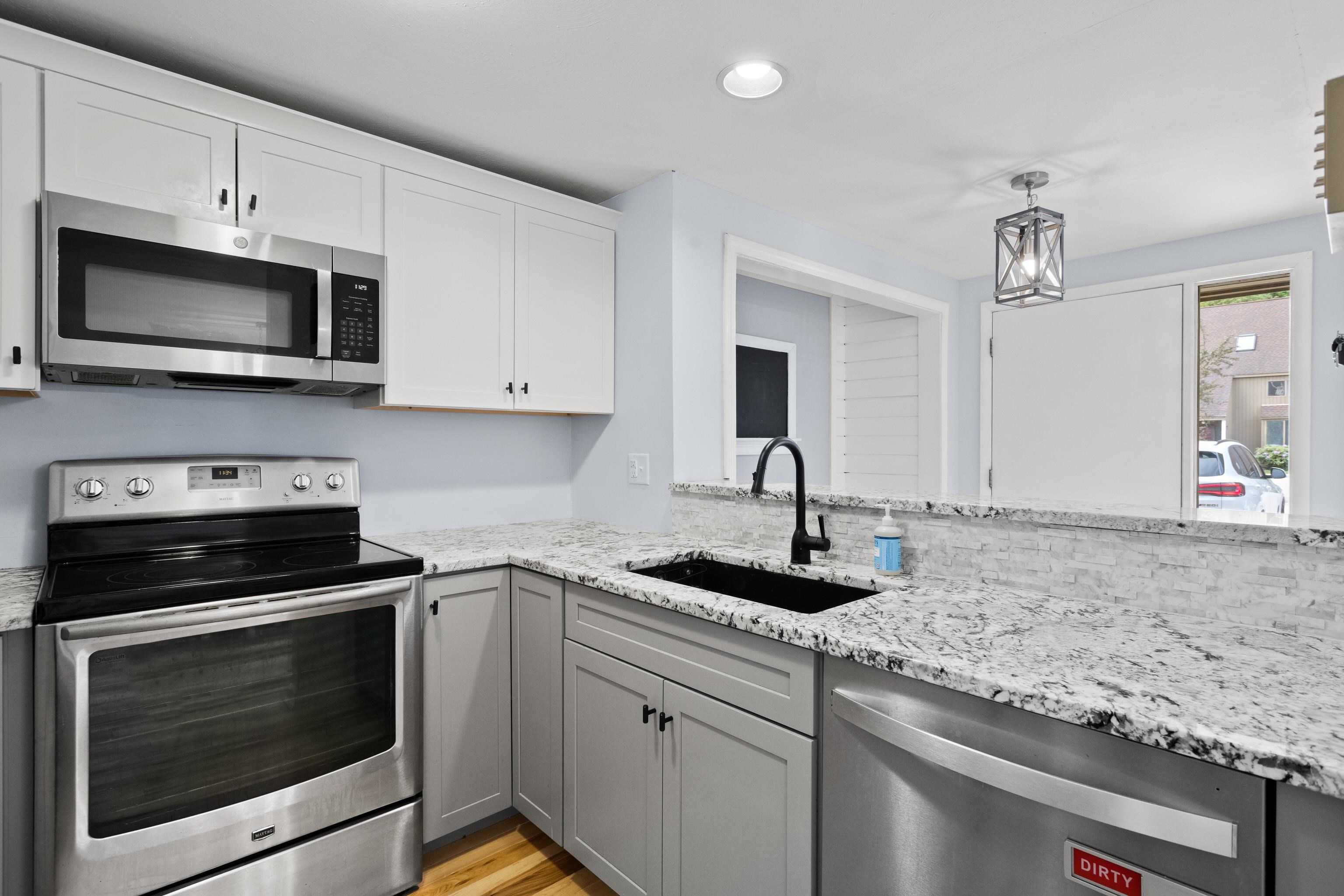4 Clinton Court Merrimack, NH 03054 - Photo 5 of 42 Gallery Image 5