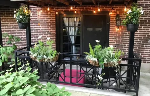 a view of a pathway with a house