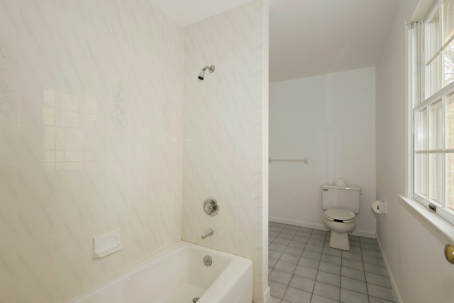 44 Deer Run Road Fairfield, CT 06824 - Photo 11 of 40 a bathroom with a bathtub and a toilet