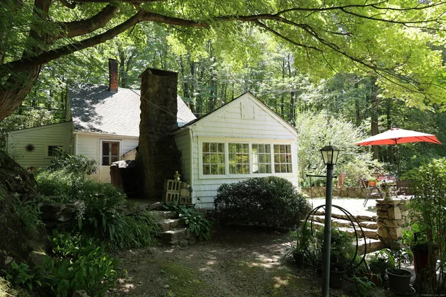 $1,599,000 | 33 Peaceable Street, Redding, CT 06896