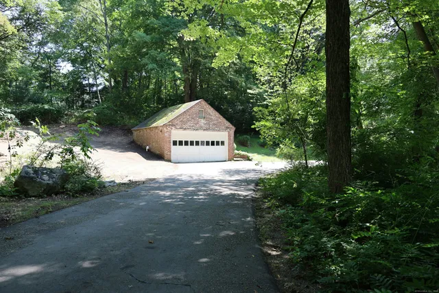 $1,599,000 | 33 Peaceable Street, Redding, CT 06896